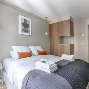 Unique Luxury Parisian Flat 2br/6p -champs Elysees Paris